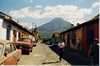 Antigua Guatemala utcáin, háttérben az Agua vulkán